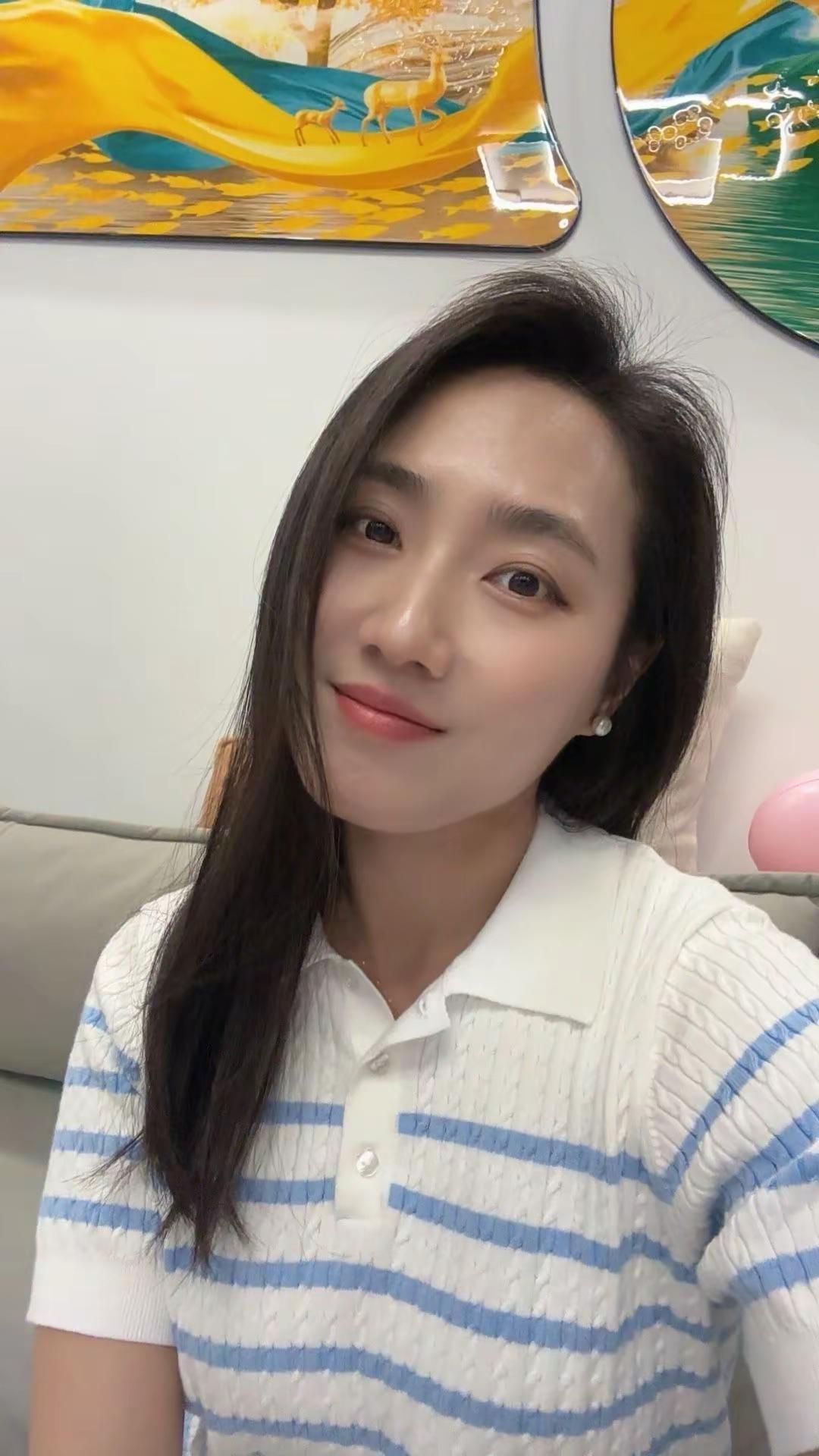 中年老阿姨就中年老阿姨呗，不就年龄大了点嘛，姐又不是老了，慌啥慌，淡妆，控制体重