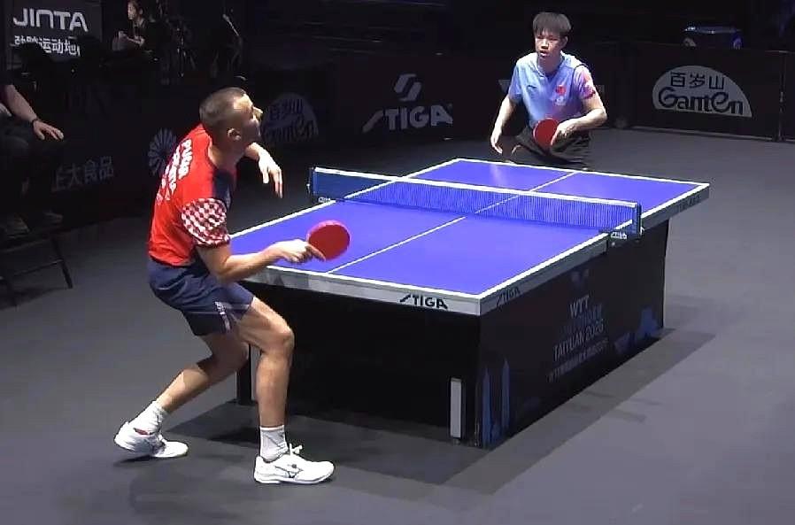 看黄友政这场球，心里真不是滋味。
一天三赛，肉眼可见的疲惫。
对面那个一米九的大