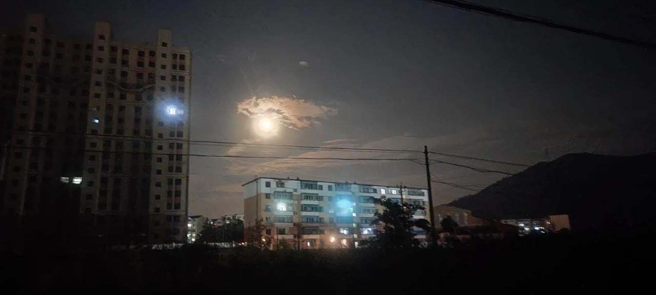 图一是晚上出去遛弯看到天空的月亮好像隐藏在一个龙形f的云中，虽然云小了点，但确实