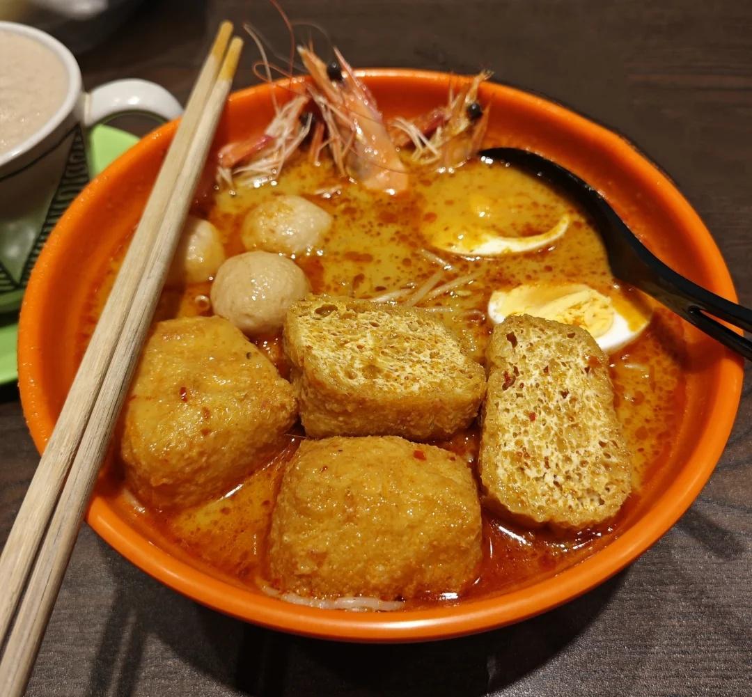 某天成为ドM皇帝
好久之前就想尝尝叻沙，于是就近选择了一家茶室。
由于去的时候是
