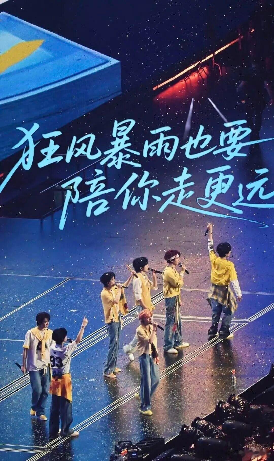 时代少年团黑西装地广时代少年团哥几个帅完就走 哥几个穿黑西装往那儿一站，整条街都