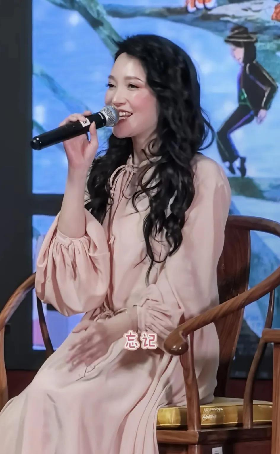 金莎清唱《星月神话》，又让在场观众纷纷说:“这首歌可是我们的青春啊，金莎也是我们