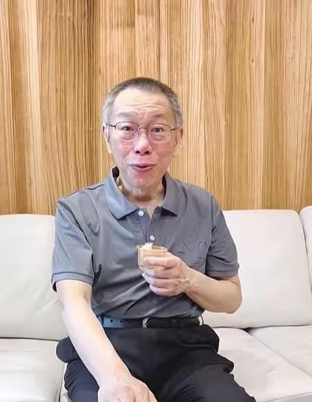 柯文哲新照
       柯文哲的最新造型充分表明政治是残酷的，一个意气风发的人