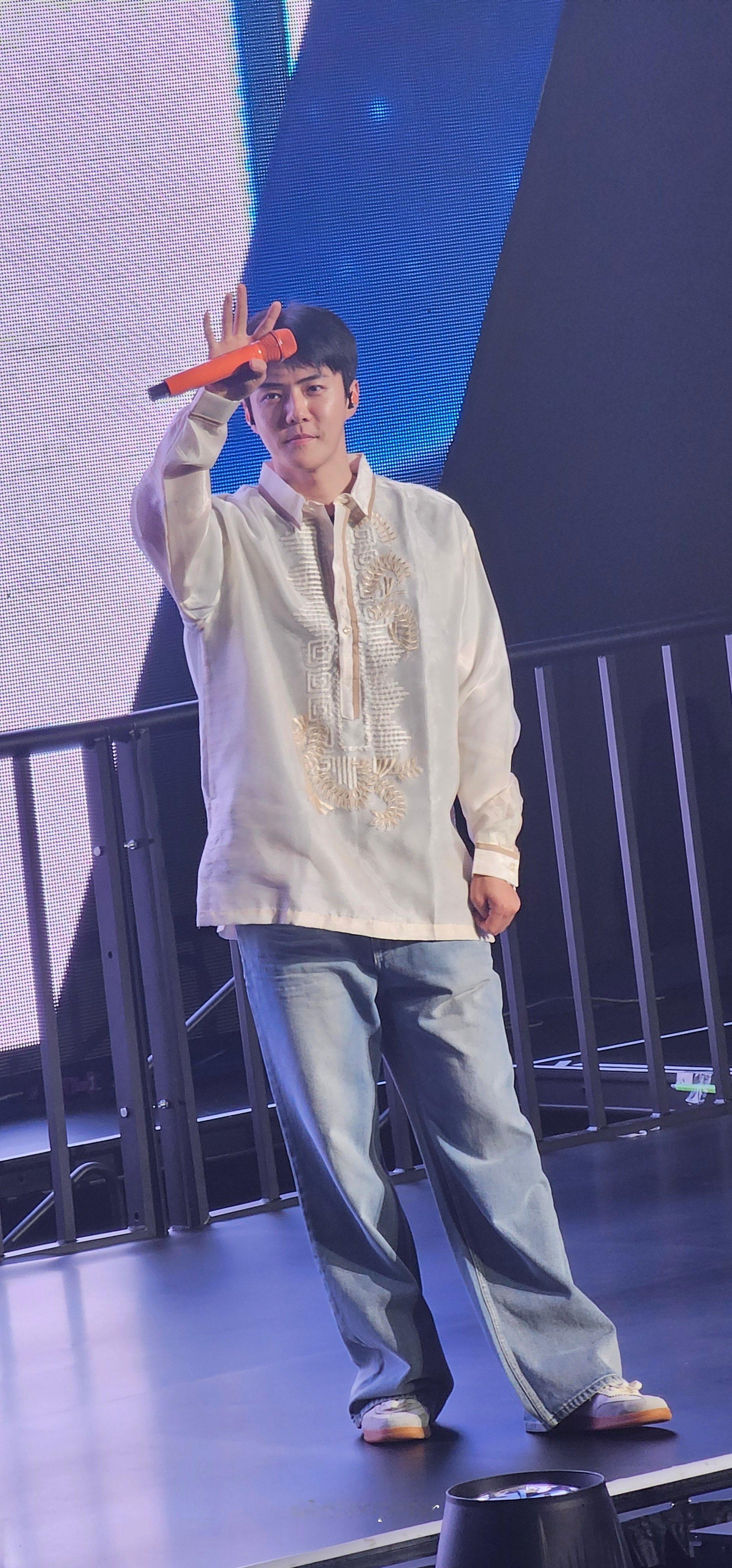 穿的是菲律宾的国服衬衫Barong Tagalog©️CHANSOOperior