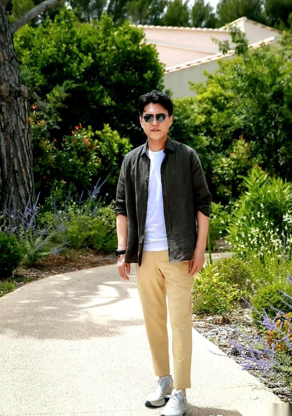 说个好玩的。
靳东，居然是“中国煤矿文工团副团长”。
你敢信？那个在屏幕里永远西