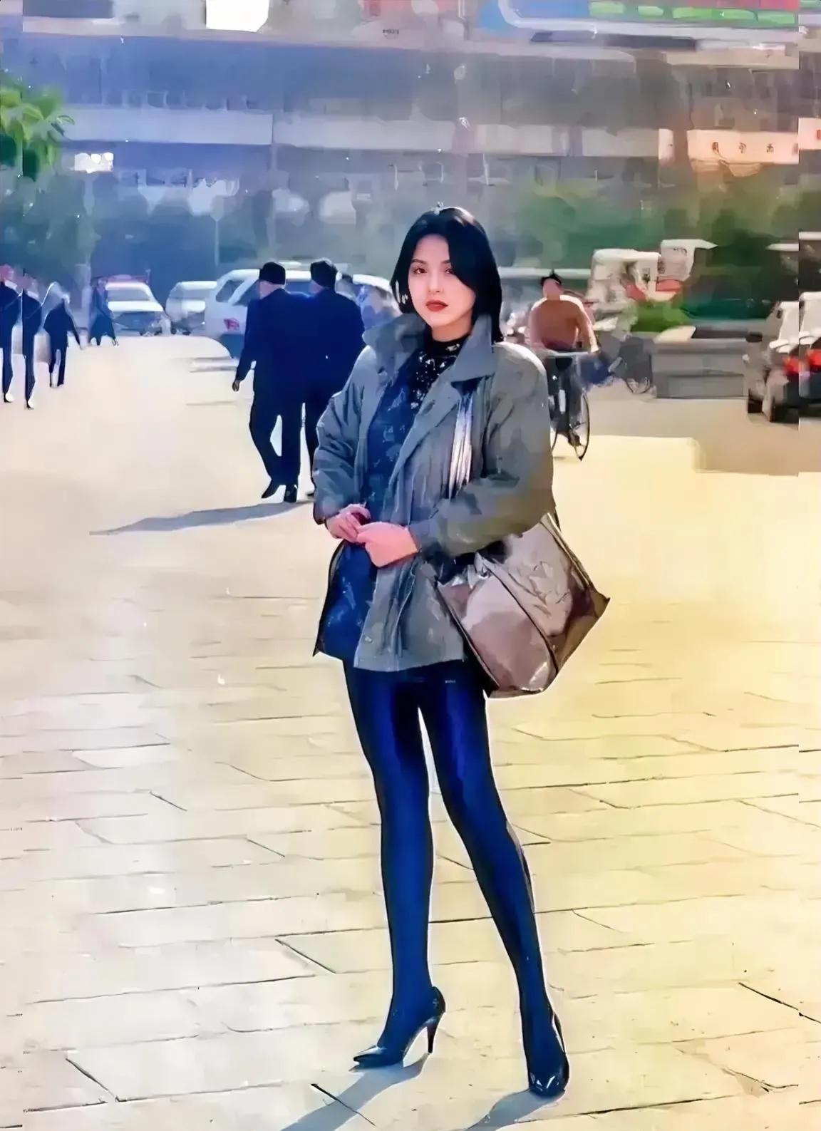 90年代，广州街头，一名“打工妹”，留下了这一张照片，镜头中的她穿着一双高跟鞋和