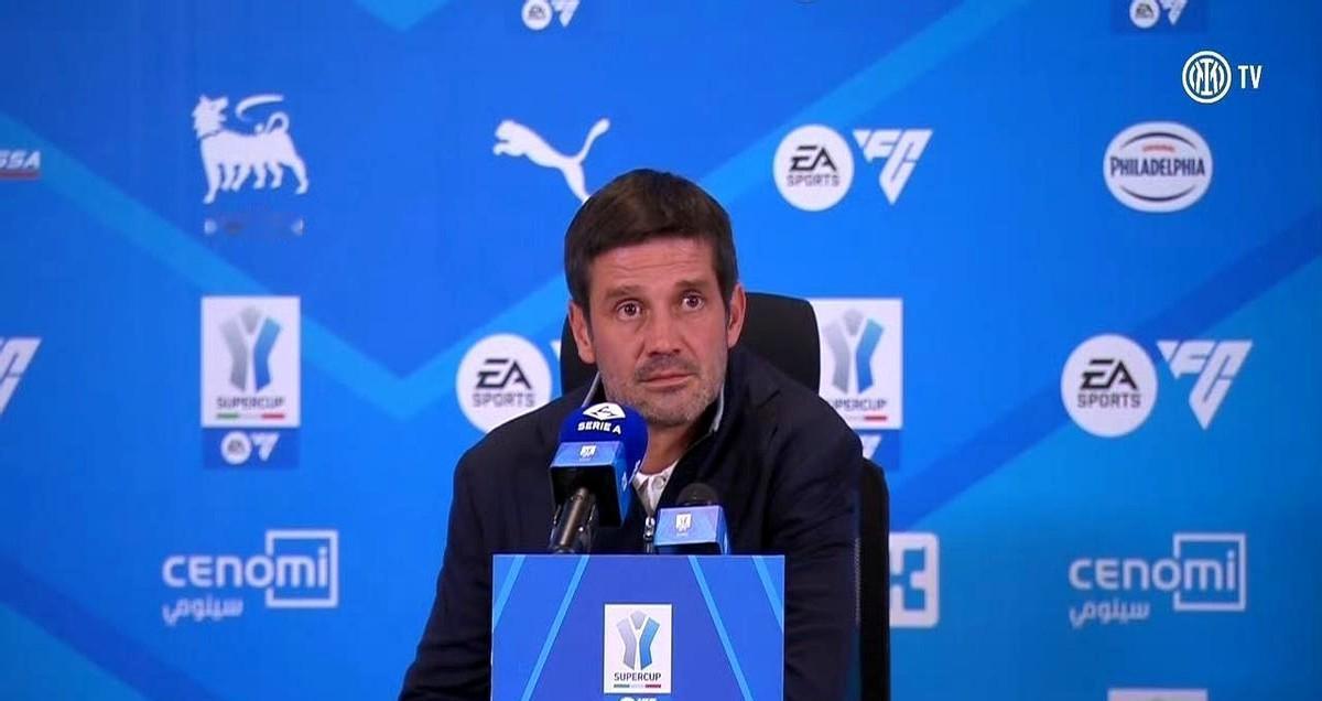 真正的高手，敢在唾沫星子里护住球队的命脉。
赛后发布会，他直接亮出医疗报告：劳塔