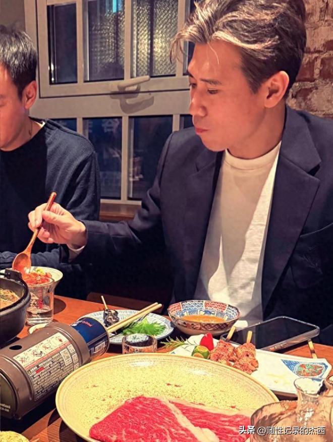 路人镜头下的李乃文和辛柏青比较接地气，他们没有怎么化妆，在小饭店里面吃火锅，有亲