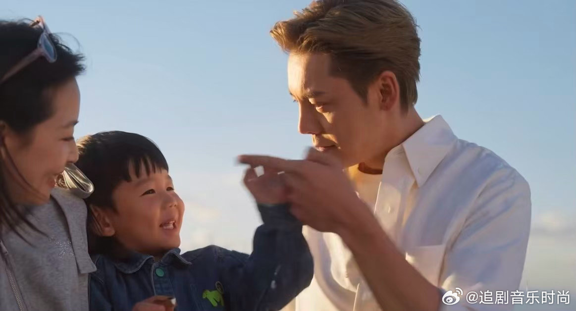 陈伟霆变身孩子王哄小孩的话张嘴就来，这熟练程度没少练吧？求开育儿班！ 