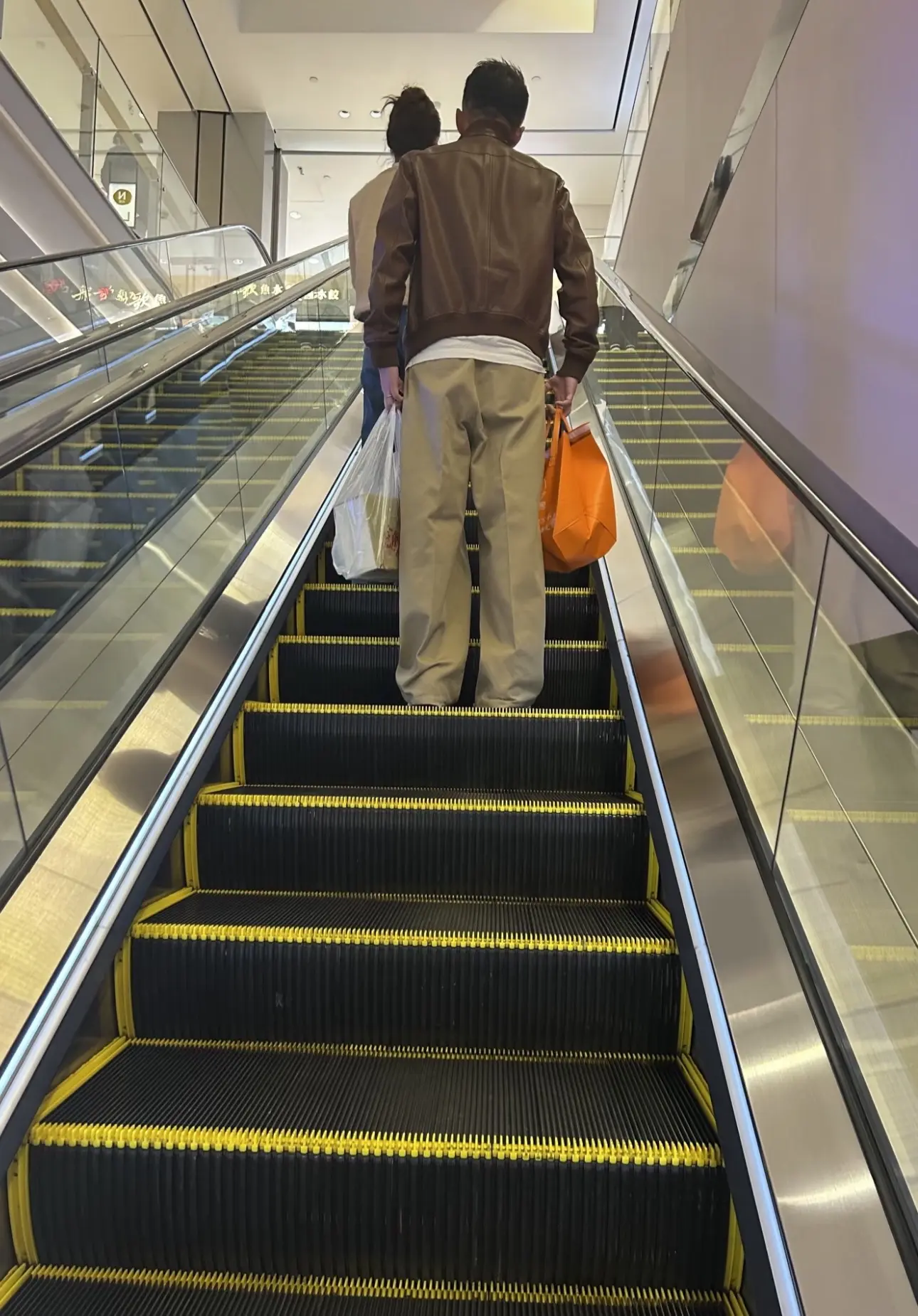 马筱梅和老公在国贸逛街被偶遇，本人超级漂亮，老公对她太宠爱了，不舍得让她提物品