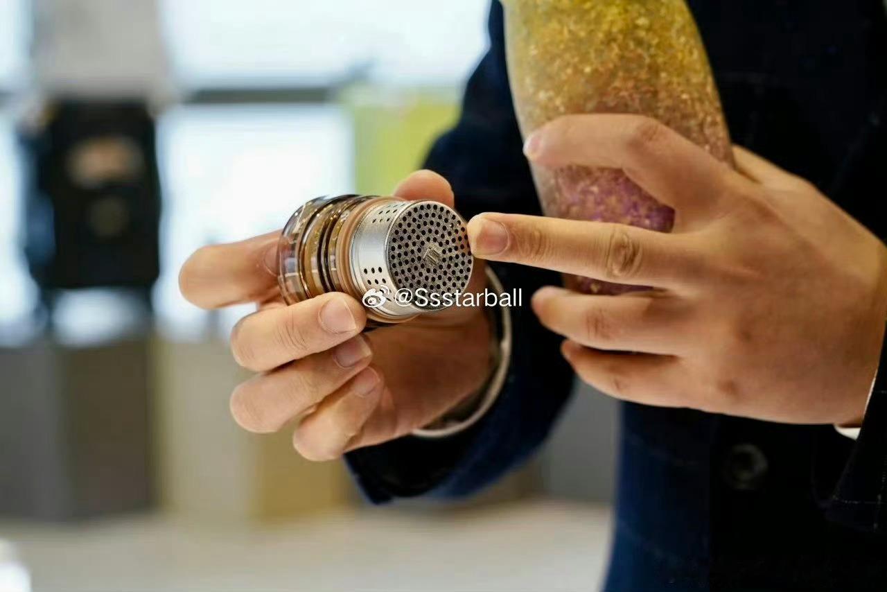 桐乡霸总直播卖钛杯半年狂卖1亿桐乡“霸总”把钛杯做成潮品，亲自下场直播，半年狂卖