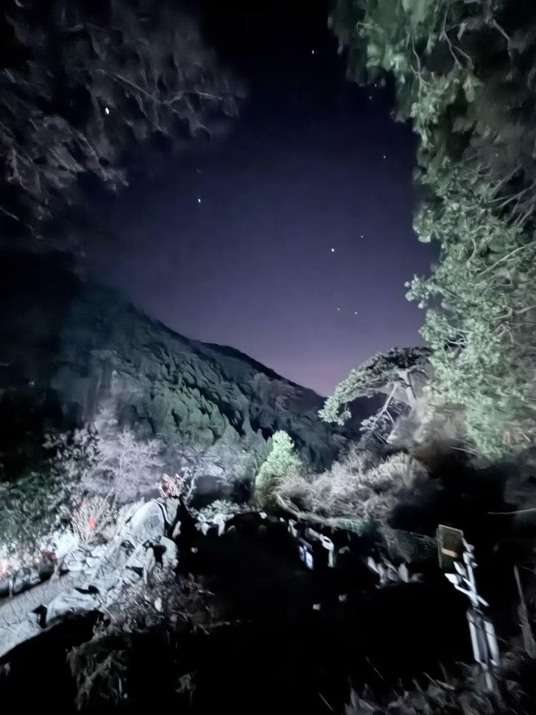 日暮红霞映，云海共悠然。