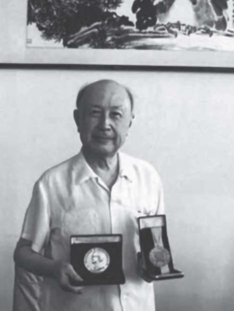 1955年，在钱学森回国的邮轮上，一位美国老太太叫来船长，拉着脸说：“你不认识他