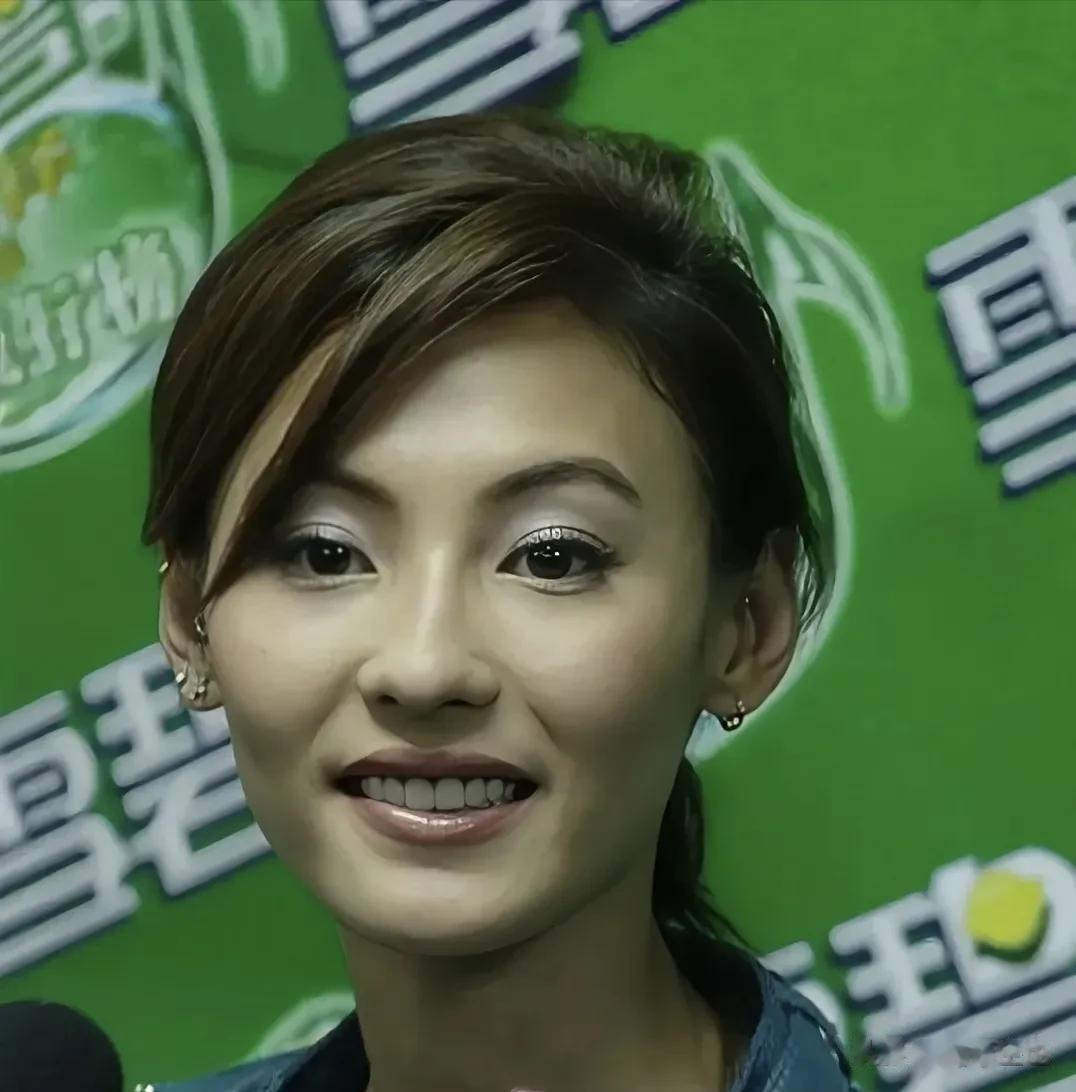 张柏芝年轻时真的是一位绝世美女，她的身材、样貌和气质都达到了完美的巅峰。她的身材