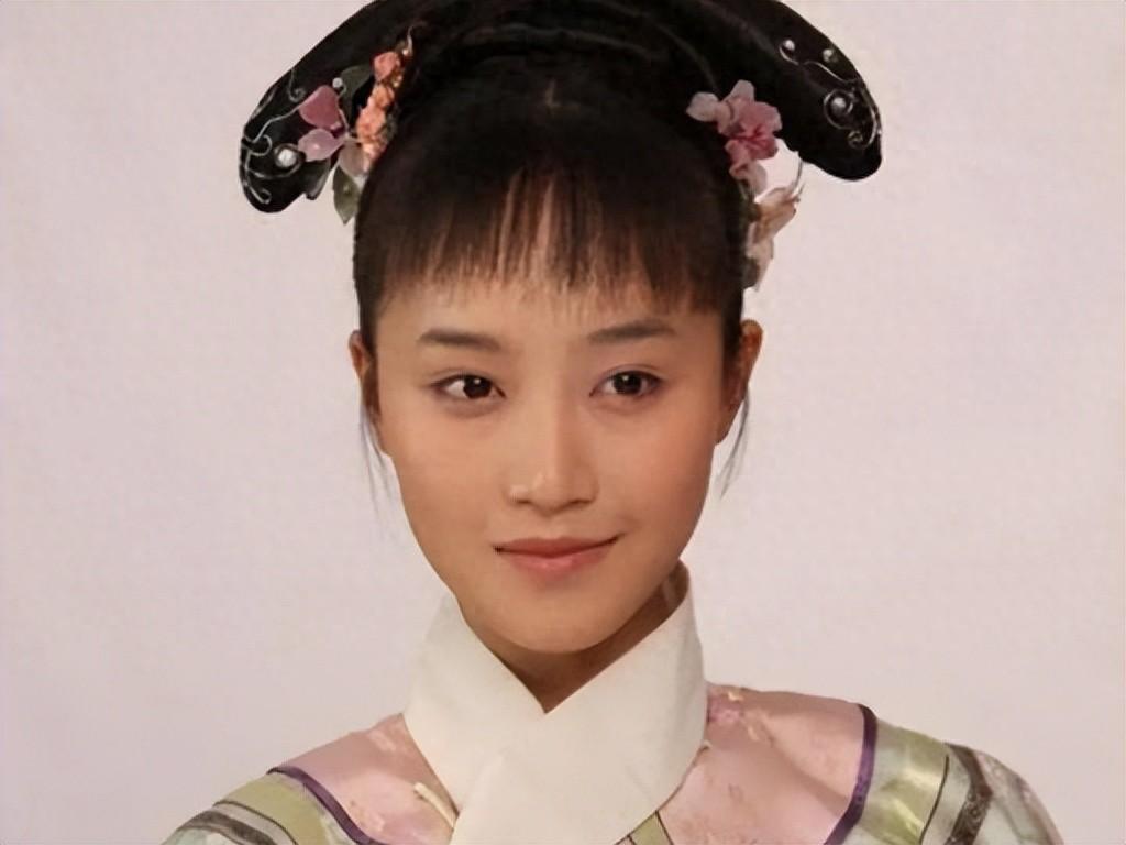 原来她是蓝盈莹母亲，带女儿再嫁上海富豪，现她成老板女儿成名媛！





很多人