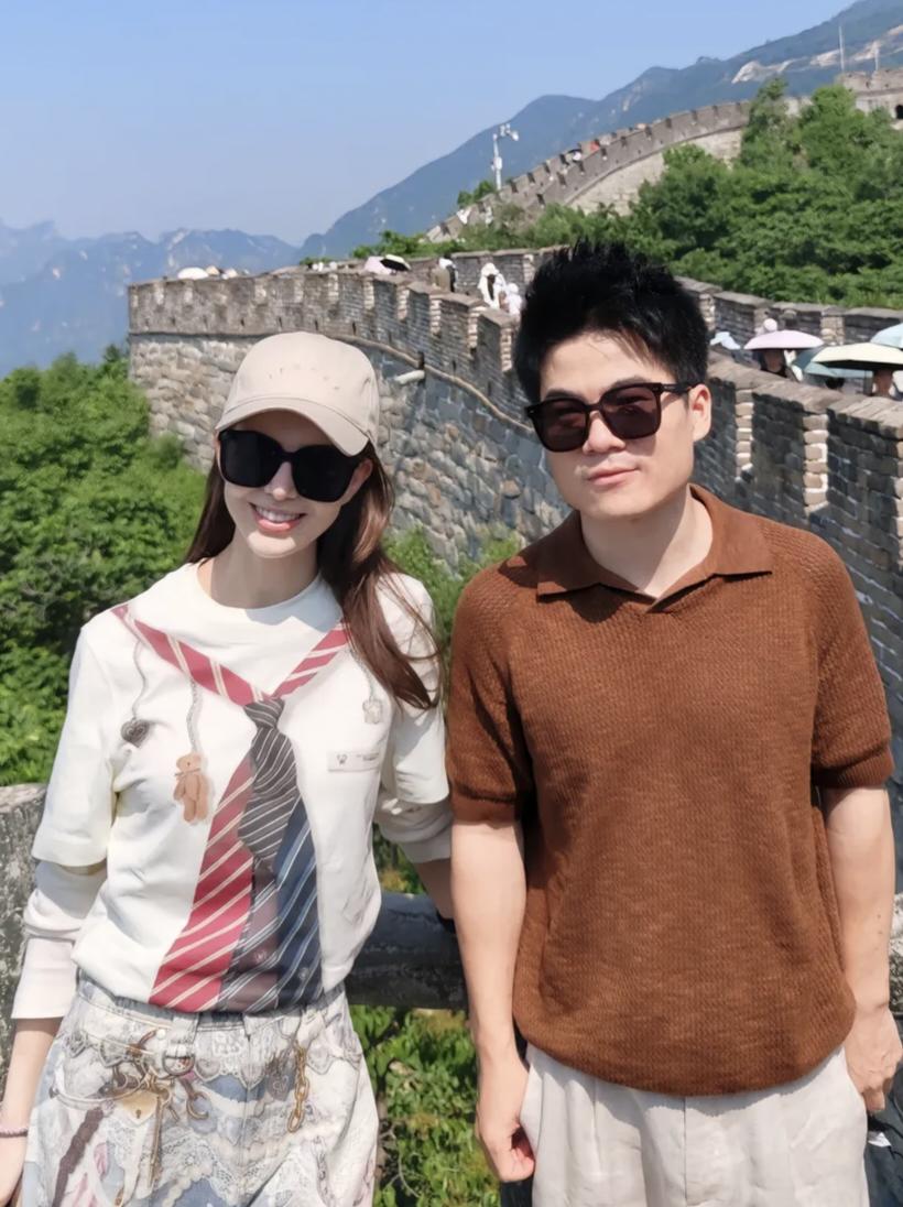 董宇辉和周杰伦老婆一起爬长城，成功追星！

论追星天花板，还得看董宇辉。

别人