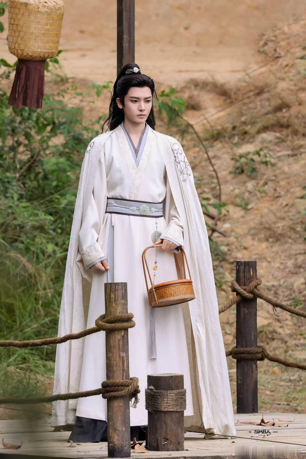 侯明昊萧无衣 今日的无衣是浅色系，真的超适合侯明昊，穿起来既清新又自然，整个人看