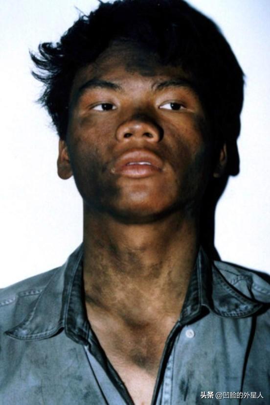 2004年3月15日晚的三亚，当蓬头垢面的马加爵被按倒在地时，没有挣扎，没有辩白