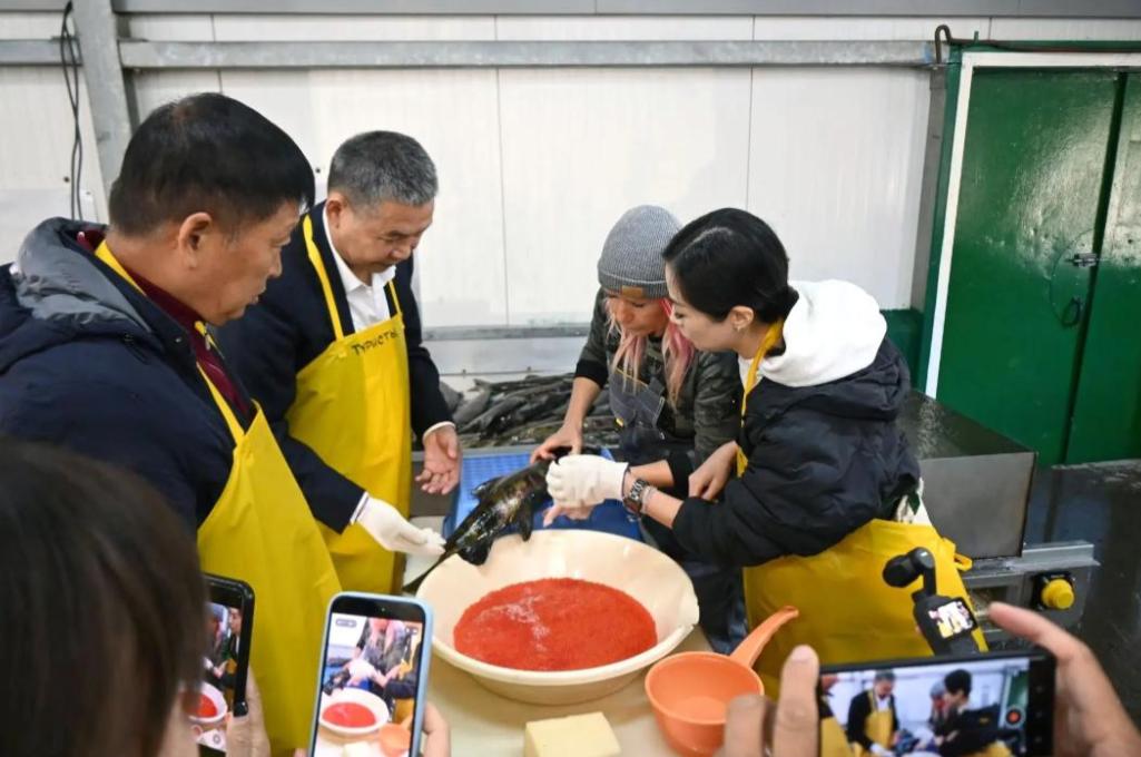 中国企业家代表团上了择捉岛：日本最难受的不是这次考察，是"长期合作"四个字

1