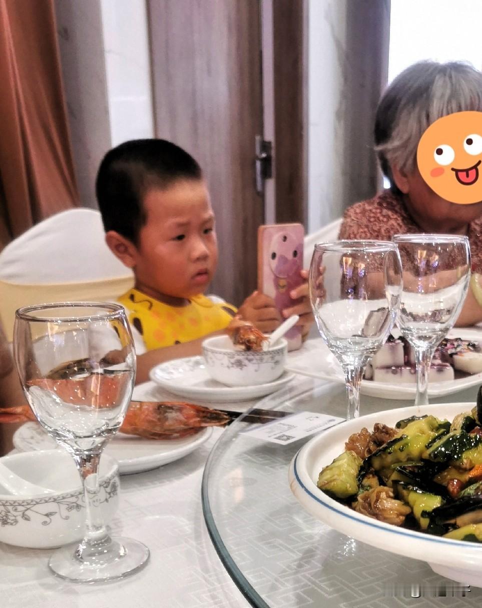 我认为直接没收。

这种做法必须坚持，孩子还小，他不懂事，累坏眼睛不说，如果孩子