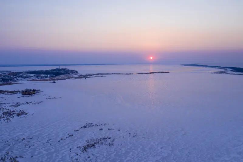 兴凯湖冬捕那可是相当独特。它和别的地方冬捕不同，兴凯湖面积大，是中俄界湖，水域资