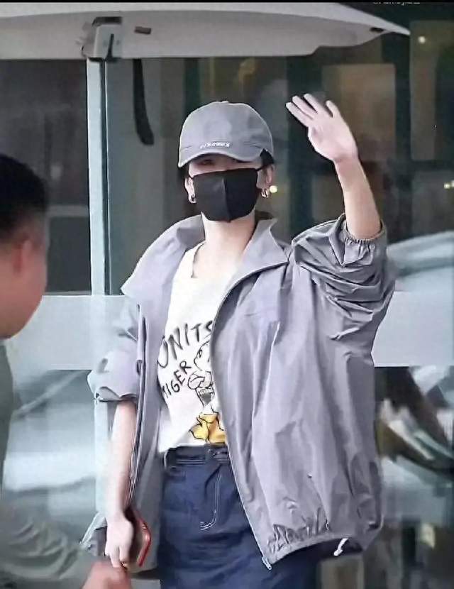 杨紫现身北京机场直飞成都！40℃高温天穿这身真敢冲？