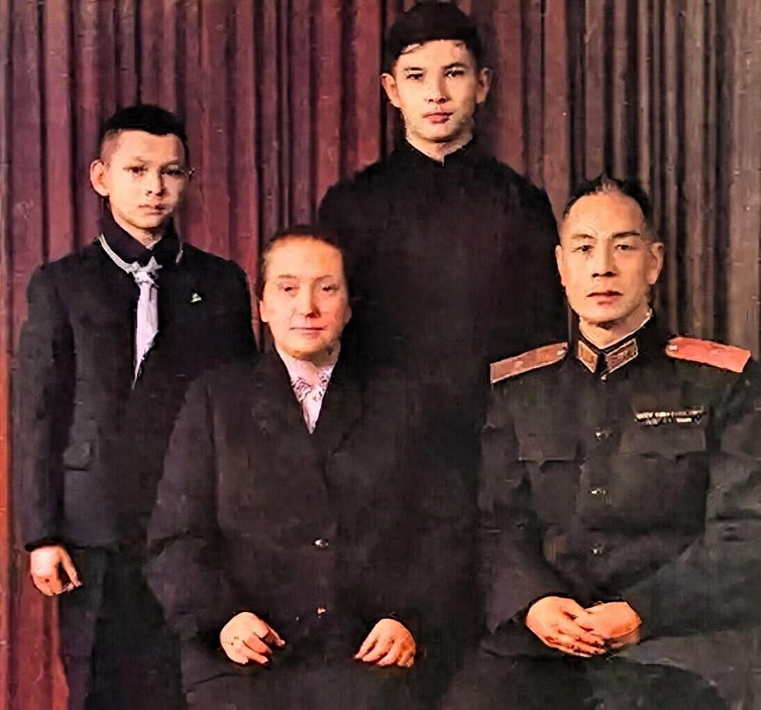 开国少将唐铎的夫人唐瓦柳（原名盖妮娜·娃尔娃拉·伊万诺夫娜），乌克兰人，容貌出众