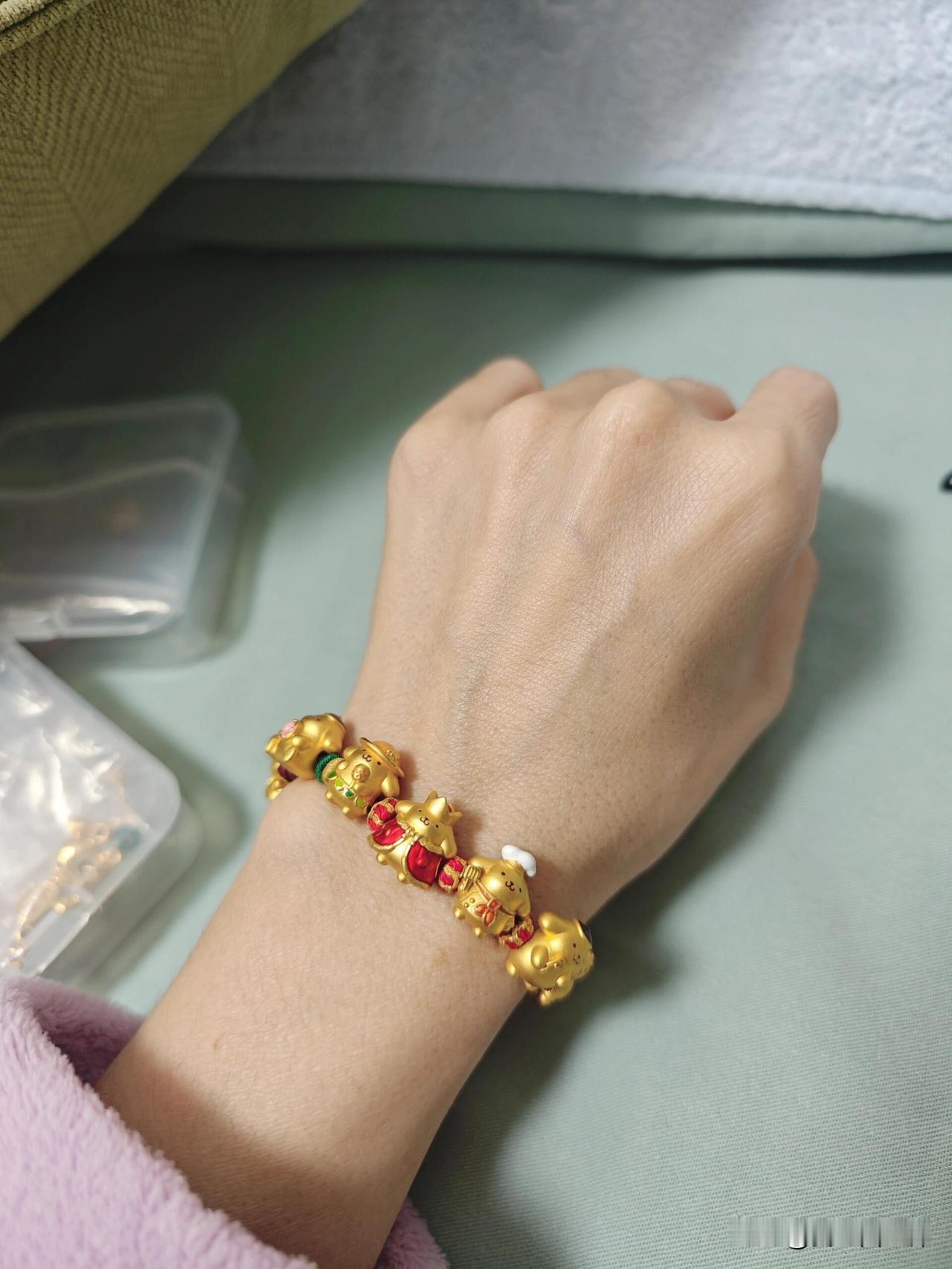 今天戴了这一串，坐电梯时被同一个楼点头之交的两个邻居议论了（因为穿的衣服袖口是宽