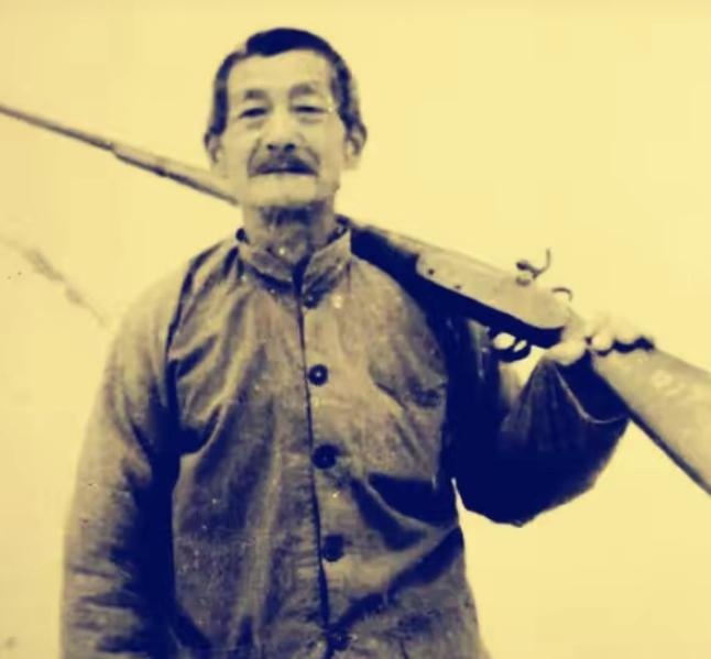 1945年河南西峡口，60岁的老农吕永太被日军中队长加藤死死拽住衣领，面对明晃晃