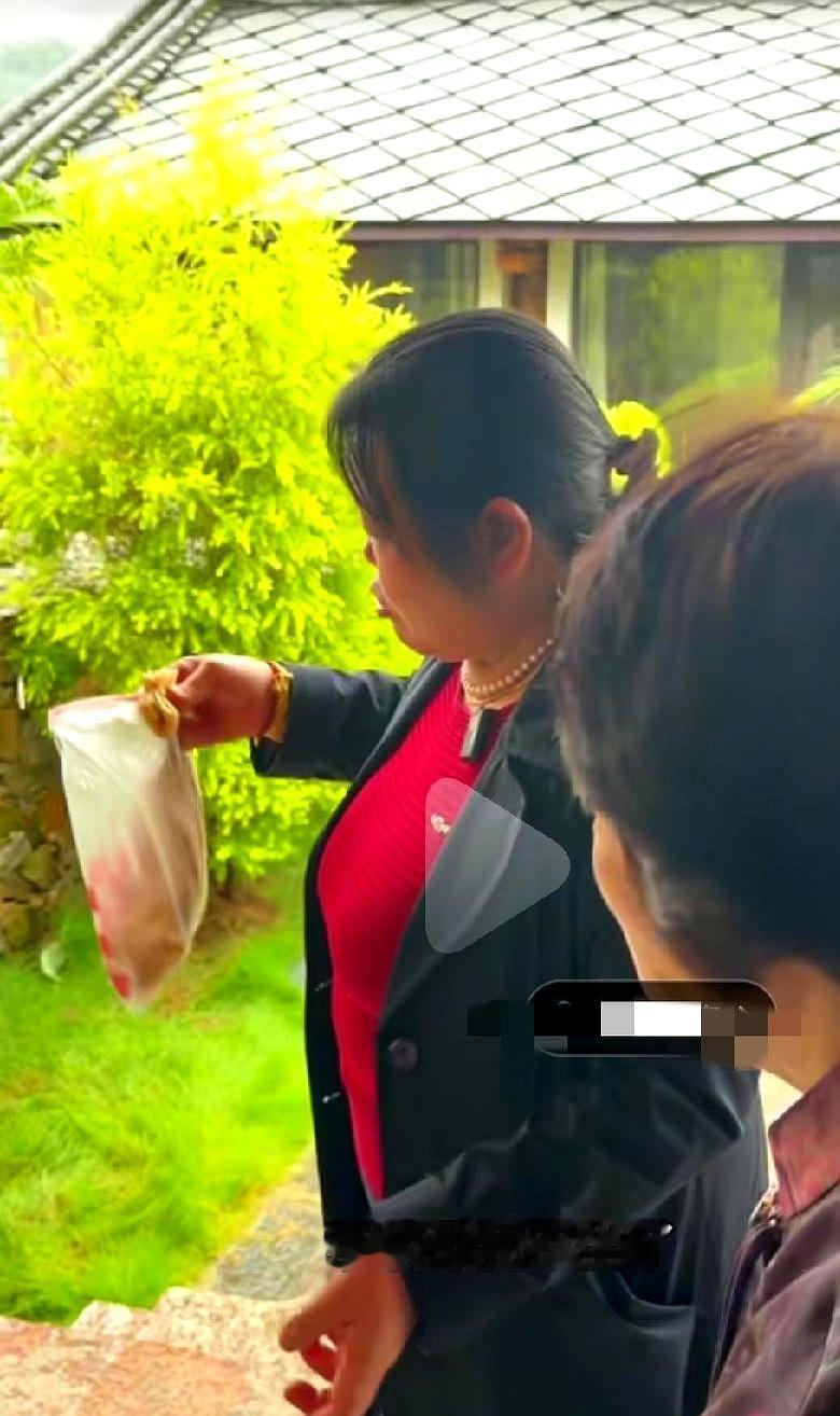 亚慧妈妈那边正忙着做面食时，金哥妈妈本来是去学手艺的，没想到去晚了，锅里的饼都快