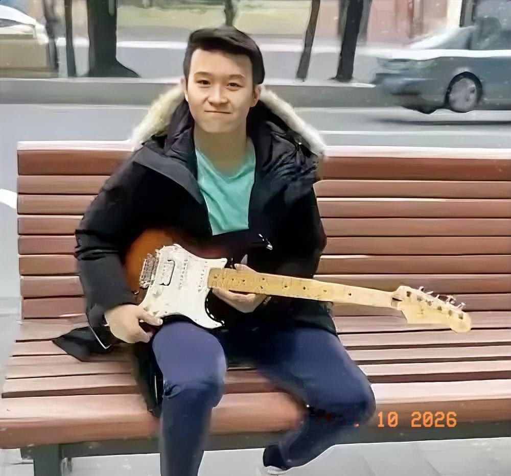 英如镝直播喊话巴图，半年私信不回。他想当大伯，可他忘了——巴图连爸都没有。

当