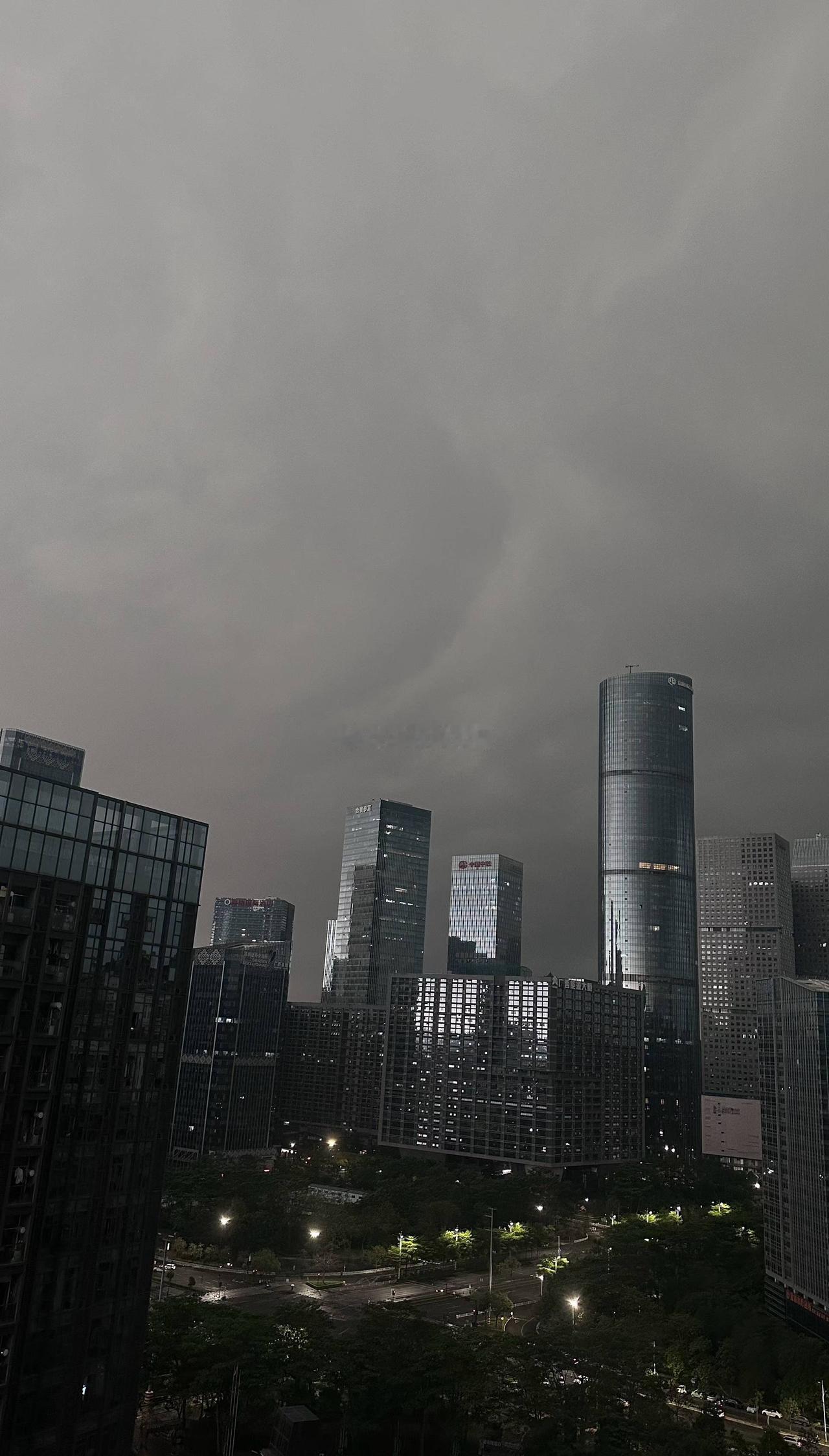 2026年广西三月三假期的第一天，南宁下起大暴雨。下雨前的天空乌云密布，有法新社