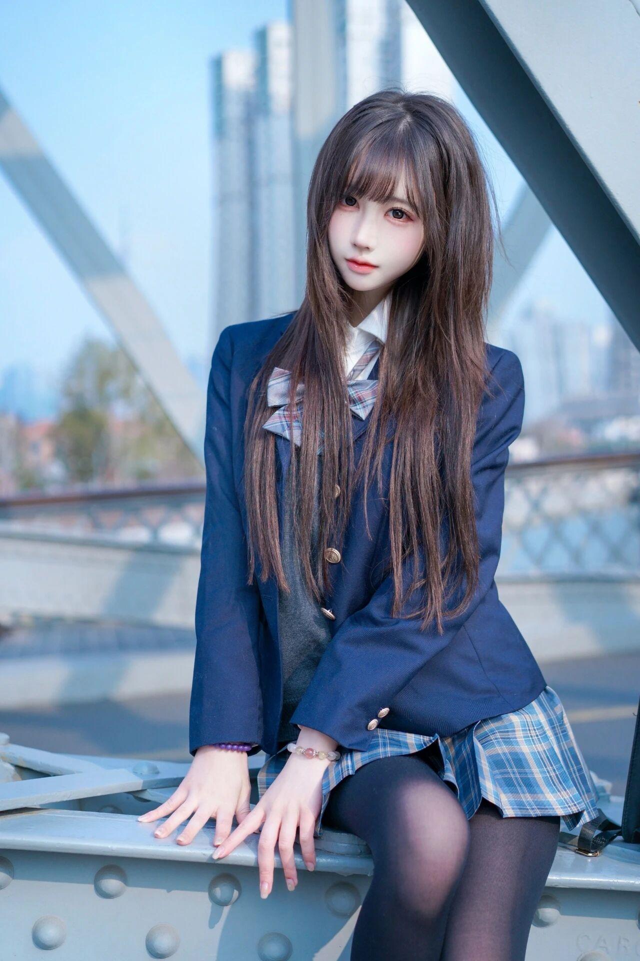 这组照片中的少女身着经典的日系JK制服，展现出清冷又甜美的独特气质。
服饰细节