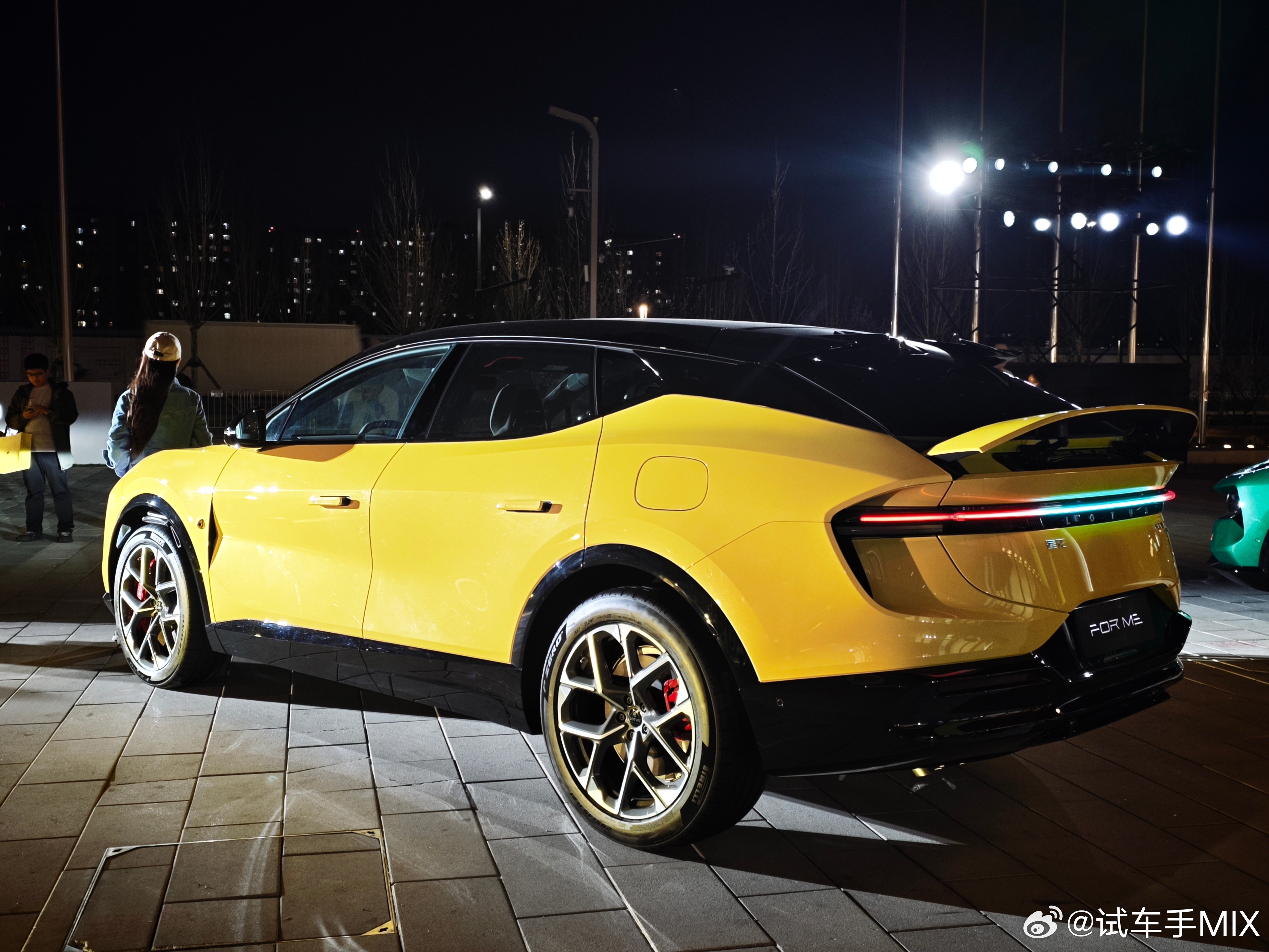 如今已经能50万买莲花SUV了…2.0T插混+80度电池=952PS马力3.3秒