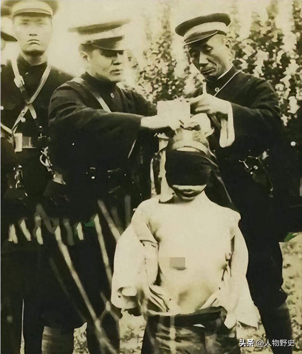 贺满姑是桑植洪家关人，从小在苦难中长出一副硬骨头。兄长贺龙拿起刀枪闹革命，她二话