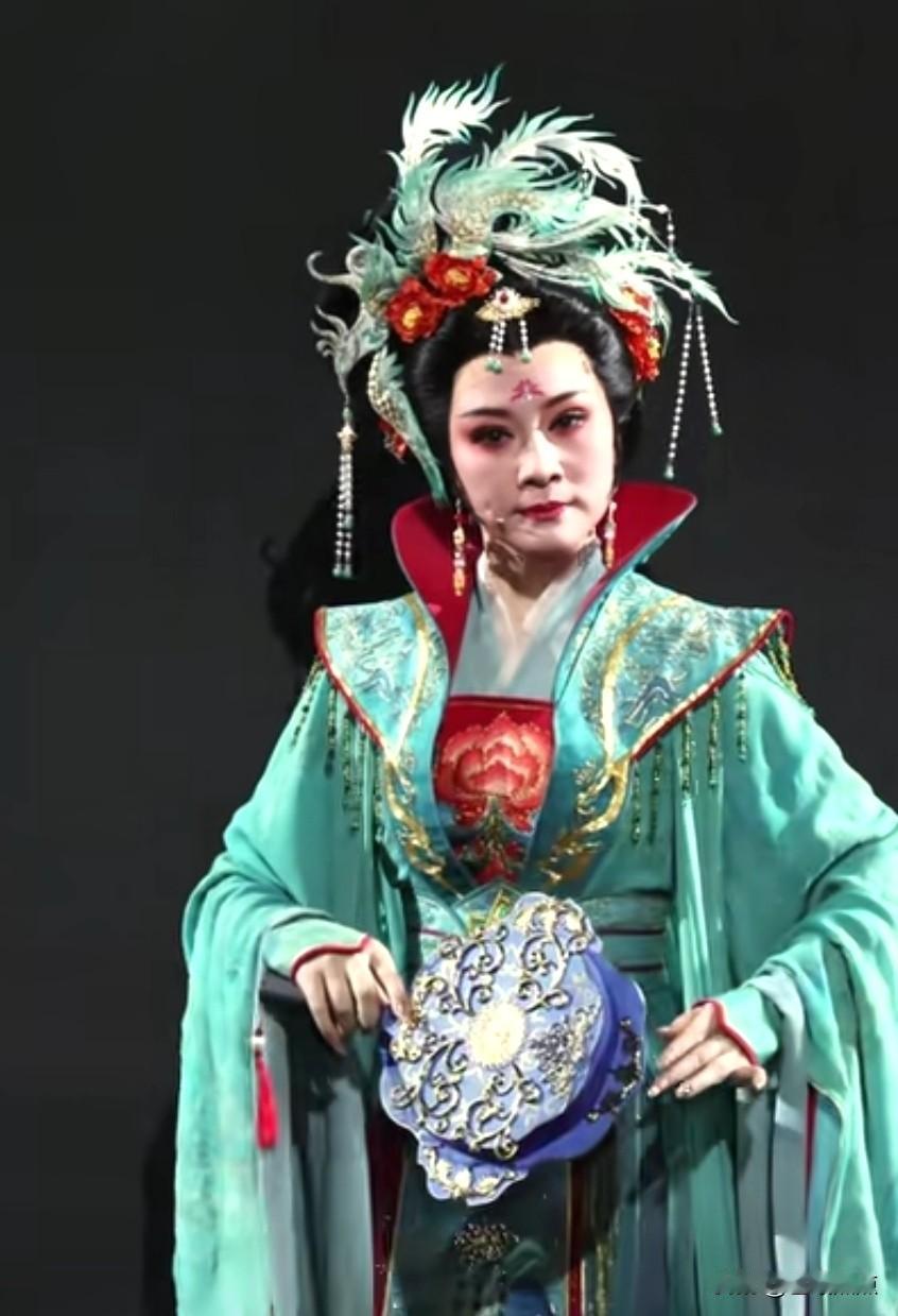 这位“石矶娘娘”爱自拍，爱俏美。台上台下都要把姿态摆得俏生生的！
昨日，上海越剧