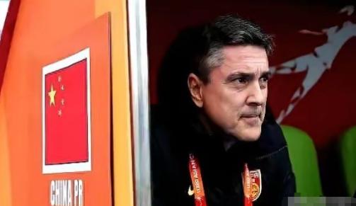 国足主帅安东尼奥私下透露，打日本让他压力很大。
 
他自己也说，日本足球这些年进