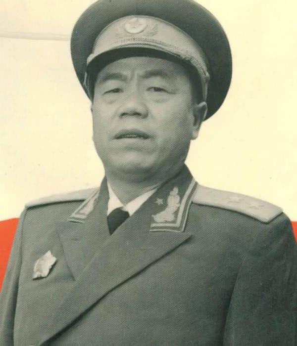 1958年开国中将聂凤智到某山上部队指挥所值班，发现一位河南籍的标图员面色苍白，