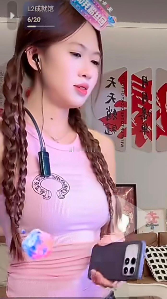 俩人品味一样，互相模仿吗？好巧哦? 别人买什么就跟着买什么，别人戴什么就跟着戴什
