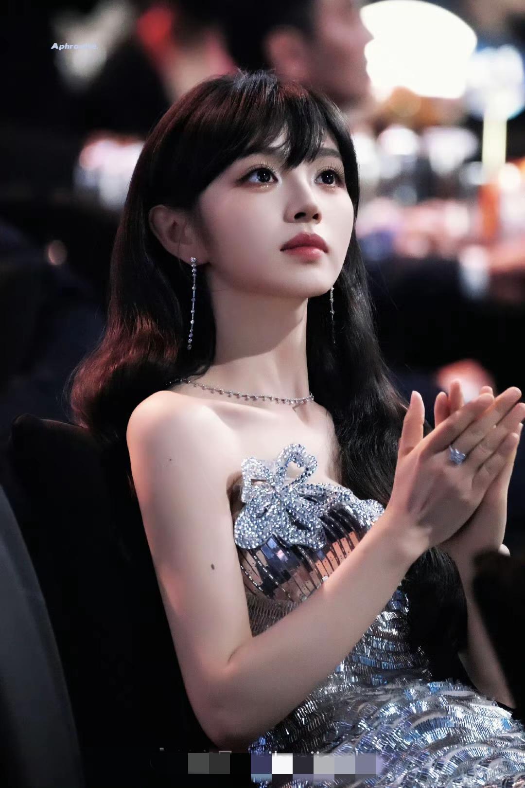 什么是真正的顶级美女？

看今晚尖叫之夜的田曦薇我就懂了，

或许你不懂刘亦菲的