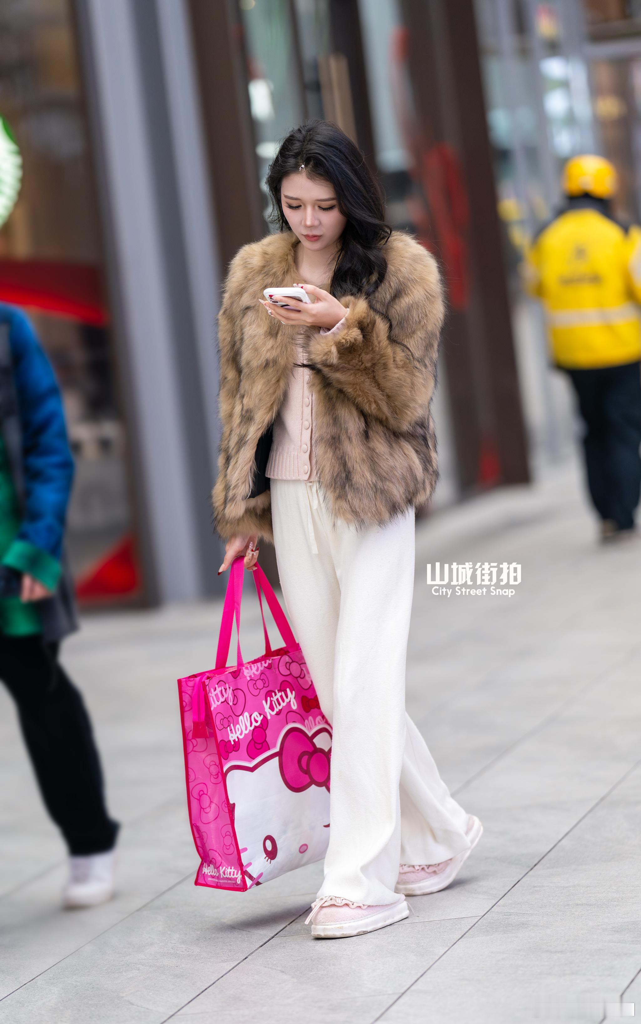 低头看手机，注意脚下安全~ 