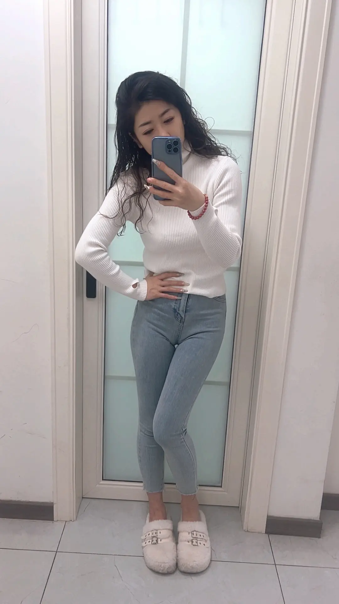 经历太多人世间的虚情假意后终于明白，三分爱他人，七分爱自己。