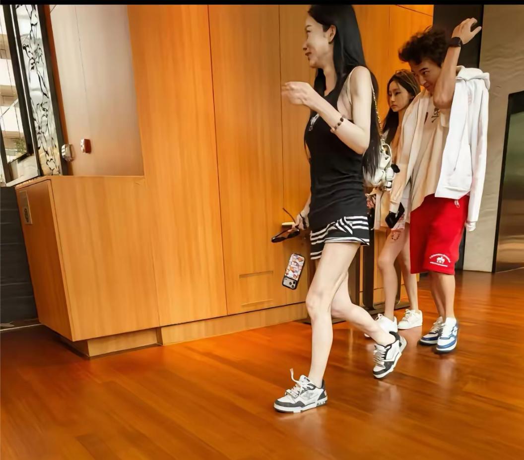 在情人节当天，王思聪现身新加坡克拉码头，除了懒懒外，还有两个女孩，另外两个女孩走