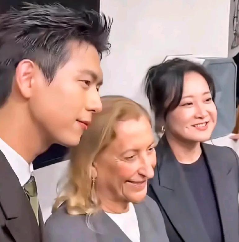 贾玲和李现一道参加普拉达的米兰时装秀，很美丽，足足的女人味儿，御姐范儿。

女人