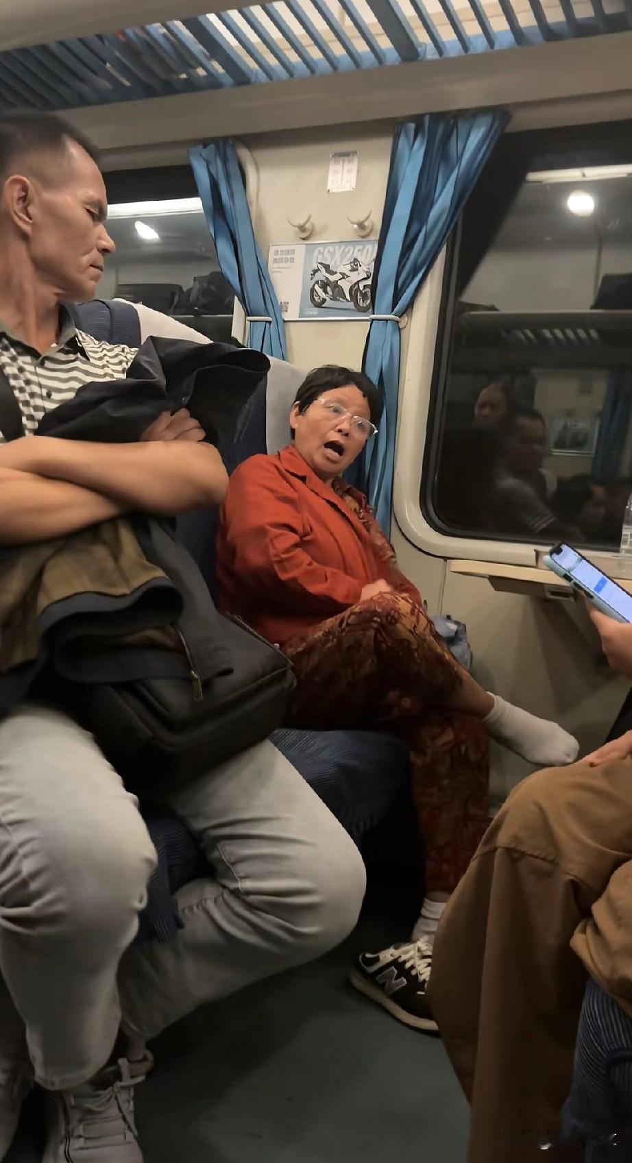 近日高铁上，这个阿姨把鞋脱了，敲放对面的座椅上 ，手机声音放的很大 ，还不经过小