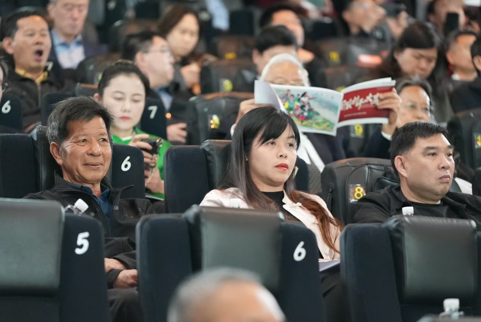 回农村干大事  《回农村干大事》，聚焦粮食安全和村庄发展，讲述返乡青年的创业故事