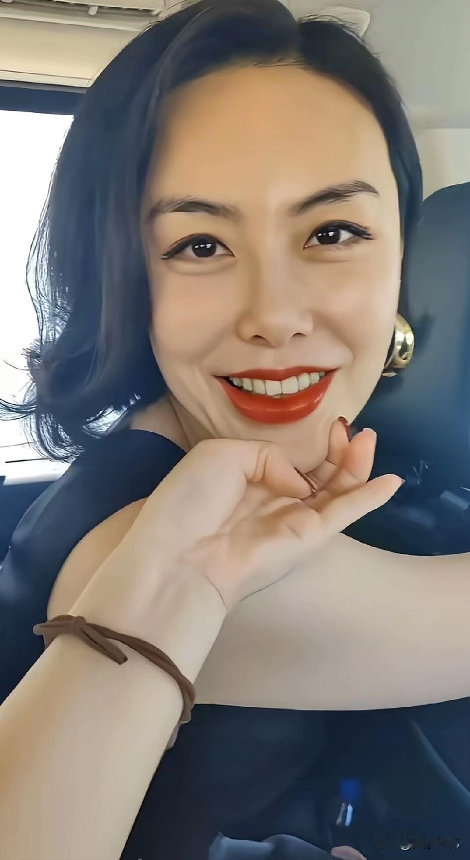 和闺蜜的午后出行时光，阳光透过车窗在她身上织就细碎光影，随手一拍都是氛围感大片。
