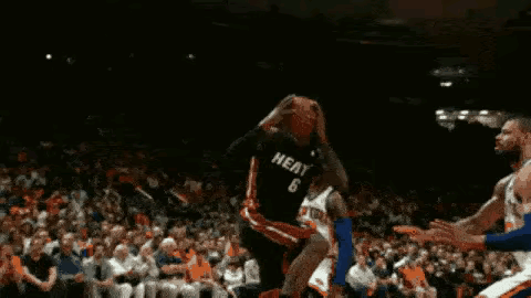 詹姆斯就算打到45岁，也进不了历史前三！

勒布朗·詹姆斯的问题集中在转会选择（