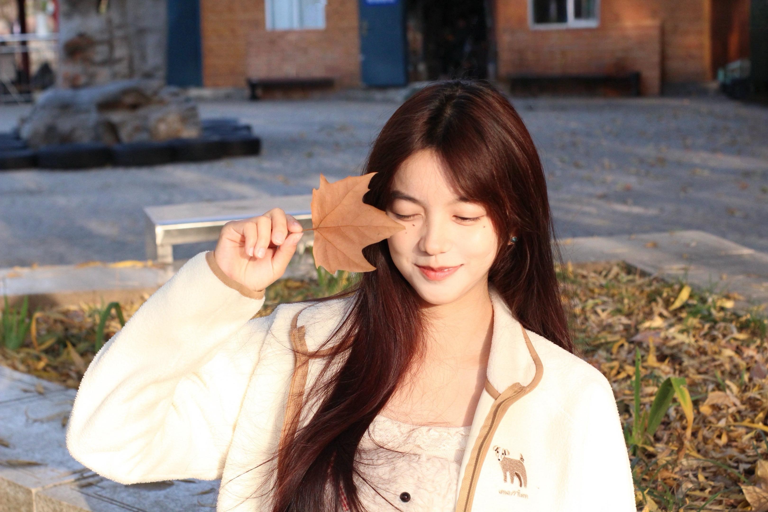 当我抬起头那些阳光连同幸福穿过我的瞳孔