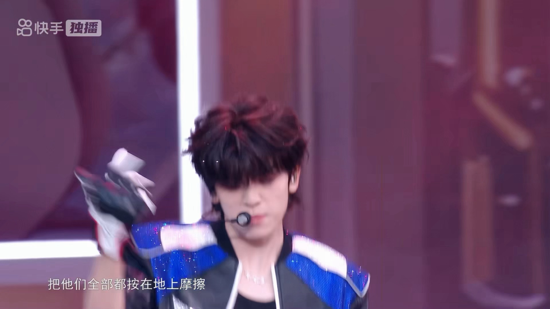 登陆少年演唱会直播状态谁还没蹲这场直播！少年们舞台气场好足，蓝白闪片衣服清爽帅气